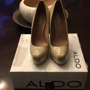 ALDO NUDE PATENT LEATHER PUMPS!